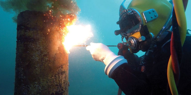 شغل خطرناک جوشکاری زیر آب (ویدئو)